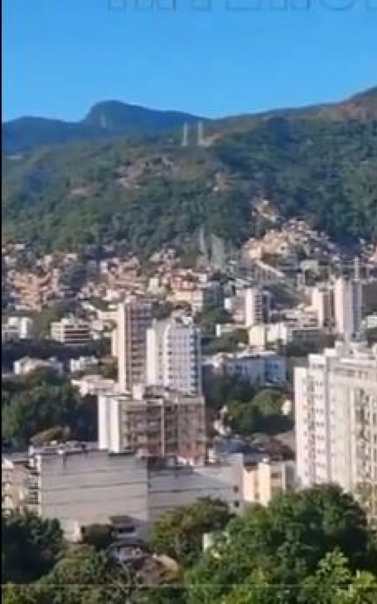 Agentes da Polícia Civil realizam operações no Morro do Borel, Tijuca.