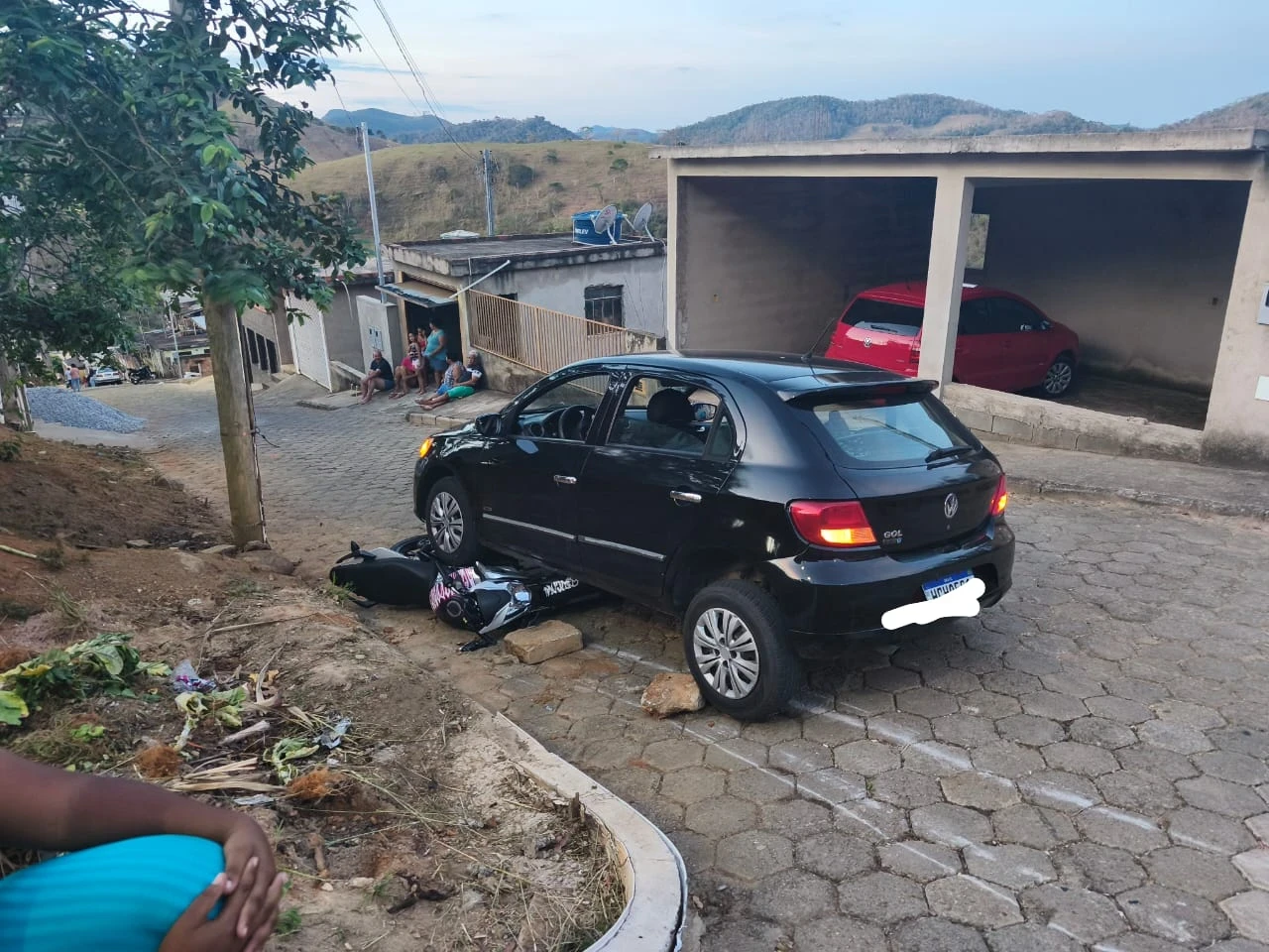 Conforme relatos, a moto colidiu com o VW Gol que seguia em direção à parte baixa do bairro.