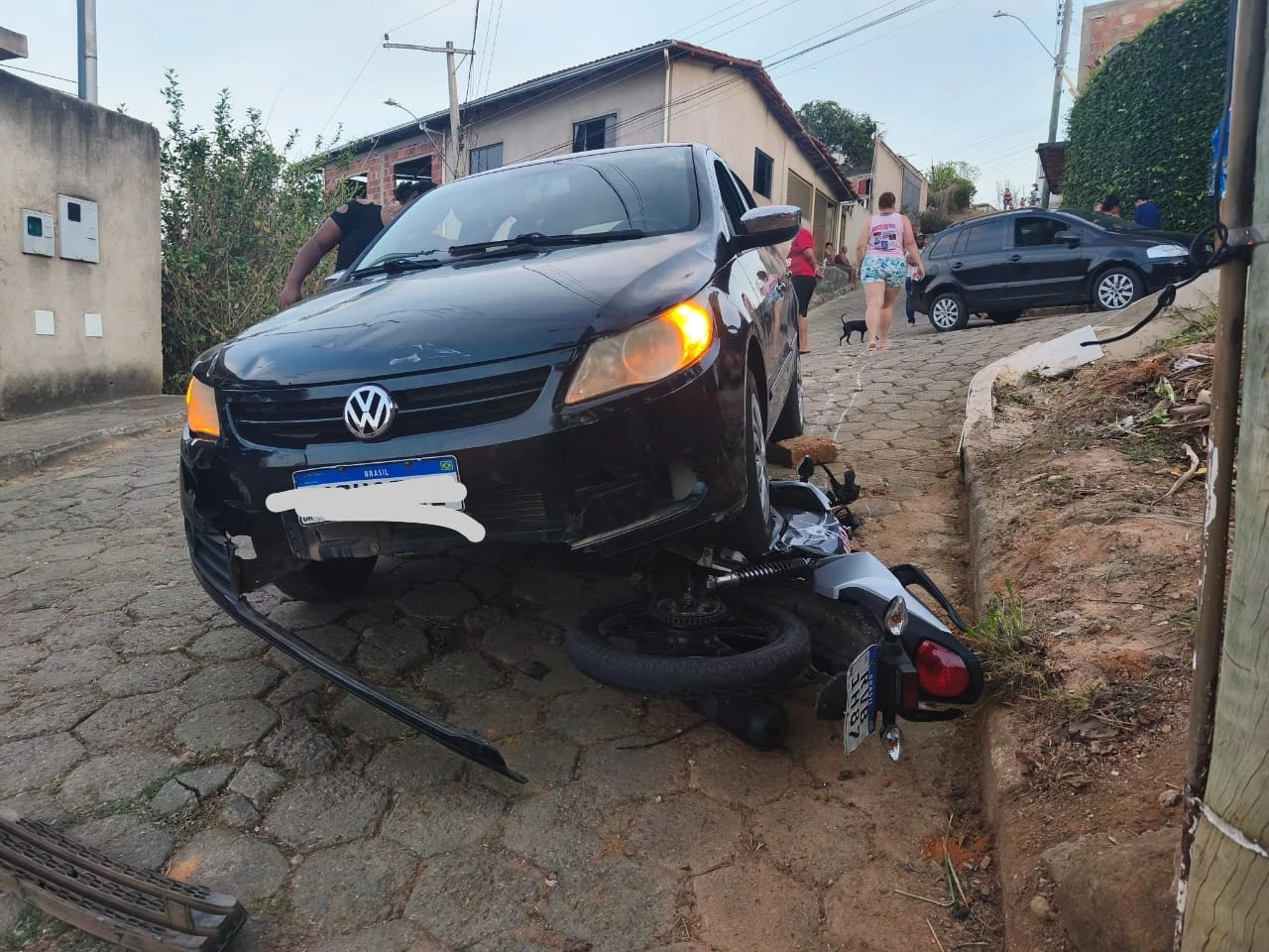 Conforme relatos, a motocicleta colidiu com o VW Gol que seguia em direção à parte baixa do bairro.