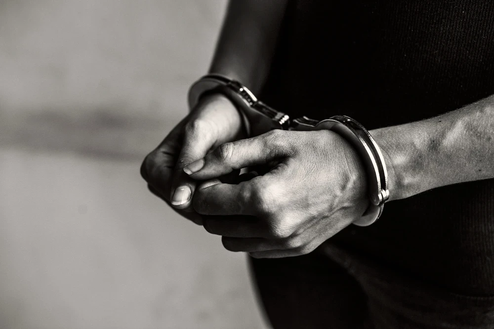 As evidências obtidas indicaram que a vítima foi morta por engano, devido à semelhança física com o verdadeiro alvo, que era o irmão da antiga parceira do fugitivo.