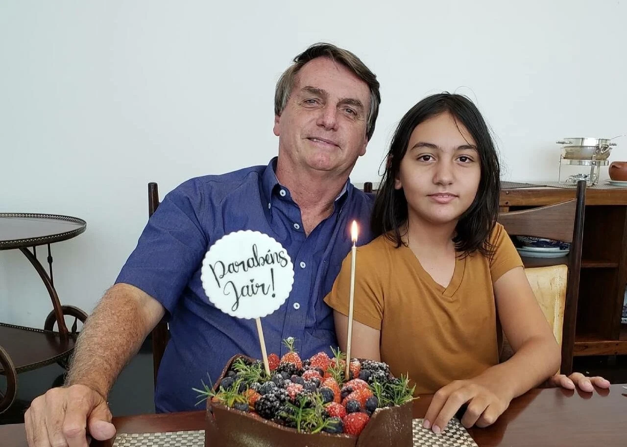 O ex-presidente Jair Bolsonaro acompanhado da filha, Laura.