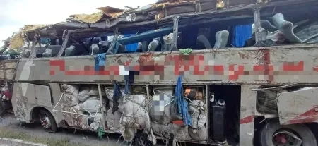 Colisão de ônibus resultou na morte de pelo menos 15 pessoas.