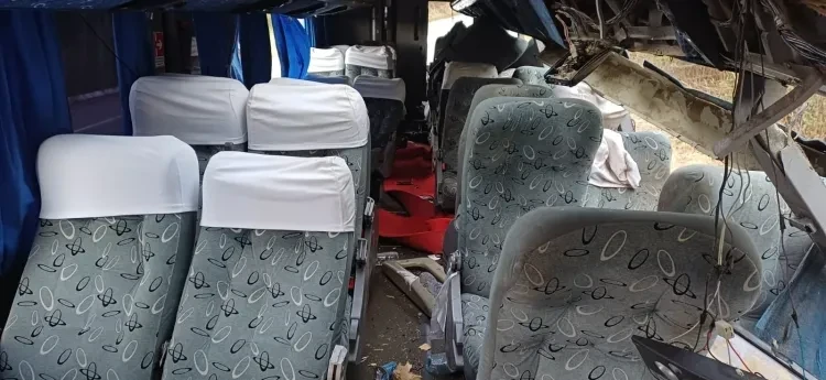 Veículo de transporte escolar capotou na BR-432, em Paranatama, localizada no Agreste de Pernambuco.