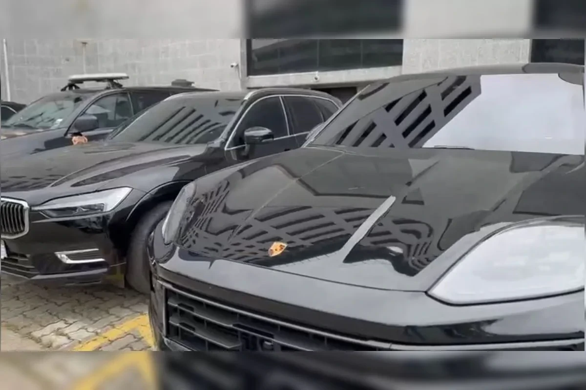 Na lista de veículos registrados em nome dos envolvidos nas fraudes do INSS, constam uma Ferrari, cinco BMWs e 16 Porsches.