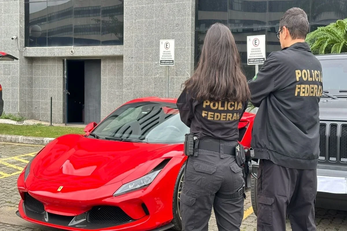 A Polícia Federal (PF) identificou 29 veículos pertencentes a indivíduos associados a organizações que geraram R$ 700 milhões por meio de descontos em salários de aposentados.