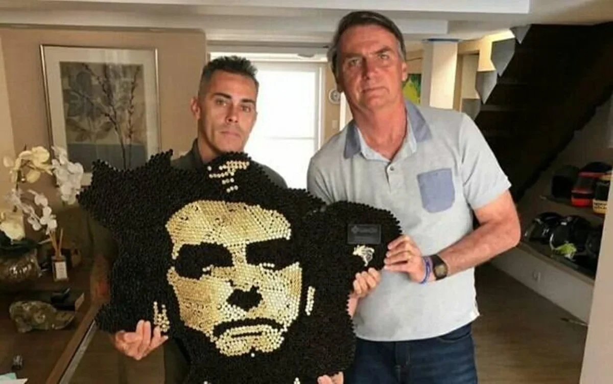 Polícia Militar adquire obra de renomado artista em troca de escultura de Bolsonaro confeccionada com cartuchos.