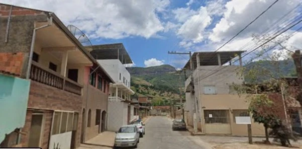 Conforme o relatório da ocorrência, Genilson estava em sua casa dormindo com a esposa e os filhos quando os assaltantes invadiram o local, quebrando a porta da cozinha e se passando por policiais.