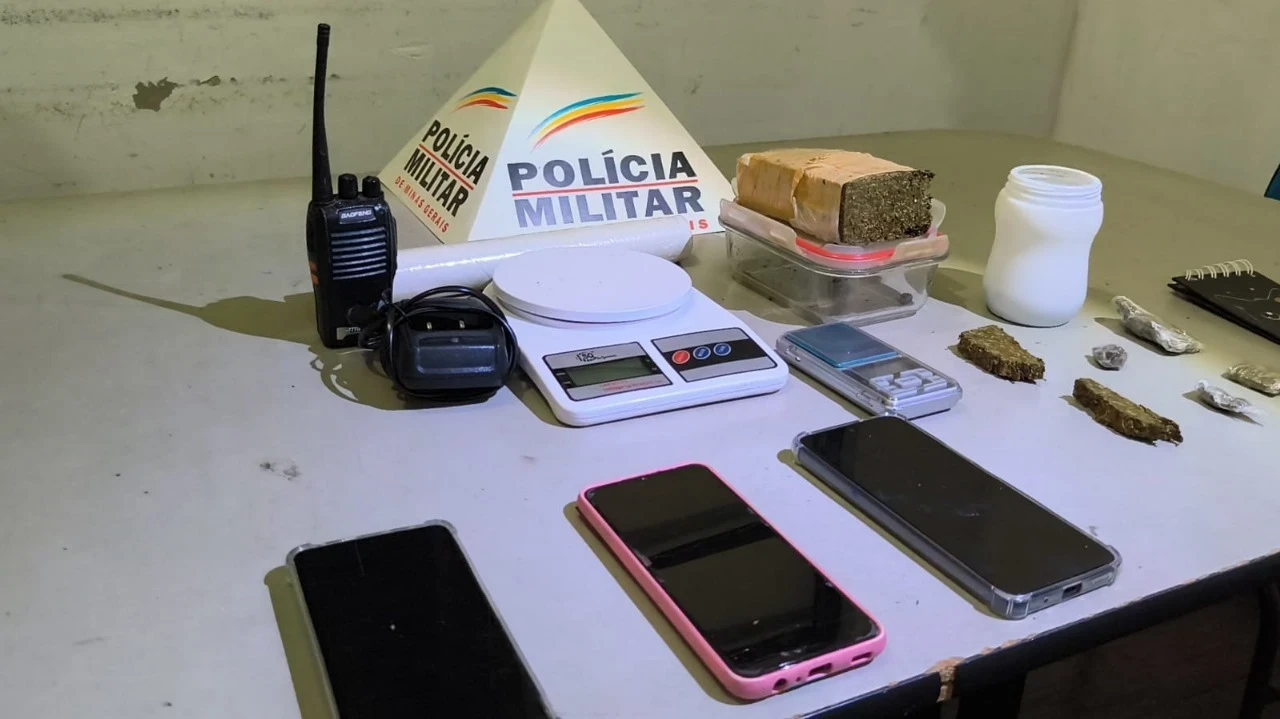 Segundo a Polícia Militar, os indivíduos de 21 e 25 anos tentaram roubar uma motocicleta na mesma área, mas não conseguiram levar o veículo.
