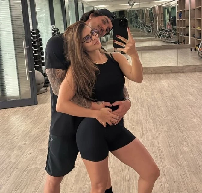 Gabriel Medina e Isabella Arantes anunciam a gravidez por meio de uma postagem nas redes sociais.