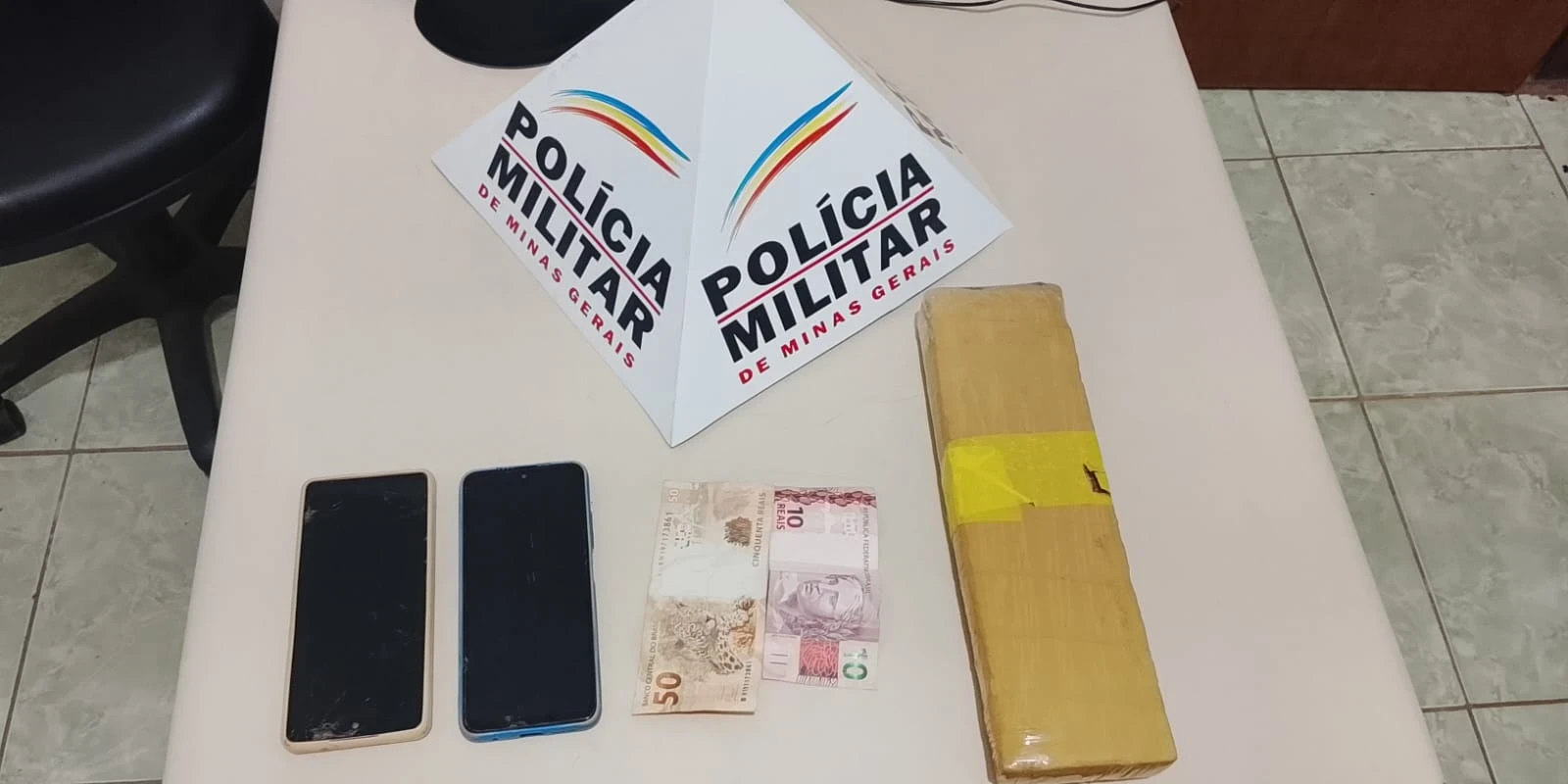 Durante a revista pessoal, uma barra de material esverdeado semelhante à maconha foi descoberta na cintura de um dos indivíduos abordados.