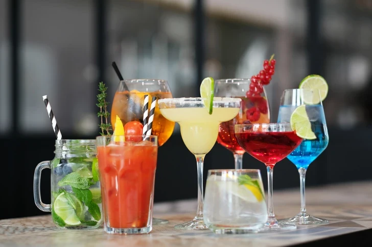preocupação generalizada entre os consumidores quanto à contaminação de bebidas alcoólicas com metanol.