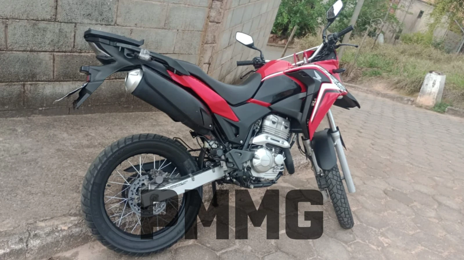 Moto roubada em Belo Horizonte é encontrada em São Gonçalo do Rio Abaixo.