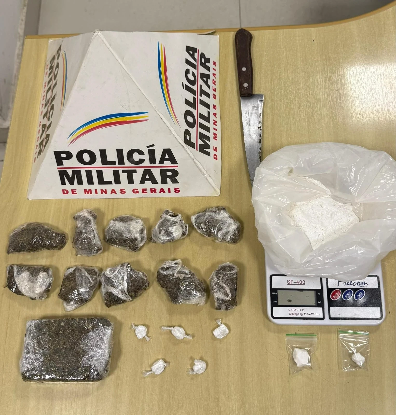 A operação foi realizada após denúncias de que pessoas estariam utilizando uma região de vegetação para ocultar drogas.