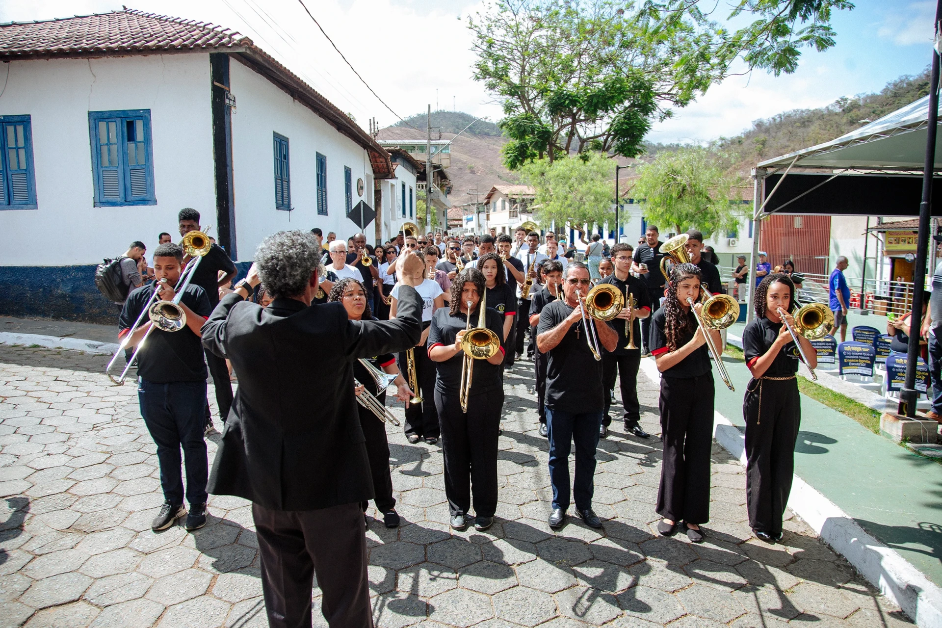 Sob a direção do músico e educador Rodrigo Andrade