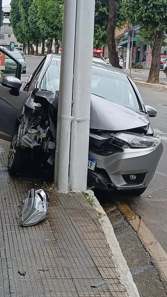 Automóvel bateu em um poste.