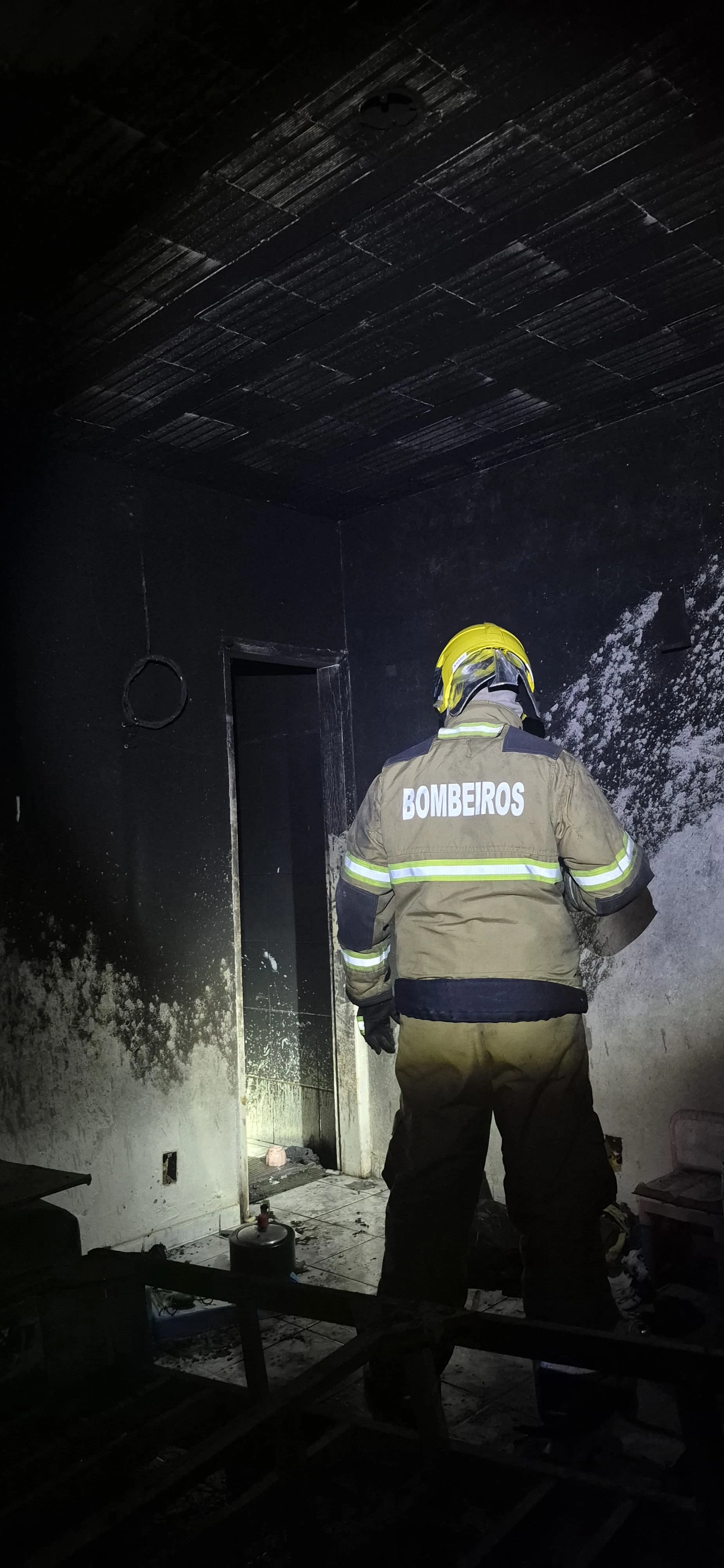 As investigações iniciais apontaram que o incêndio teria se iniciado em um colchão situado em um dos quartos.