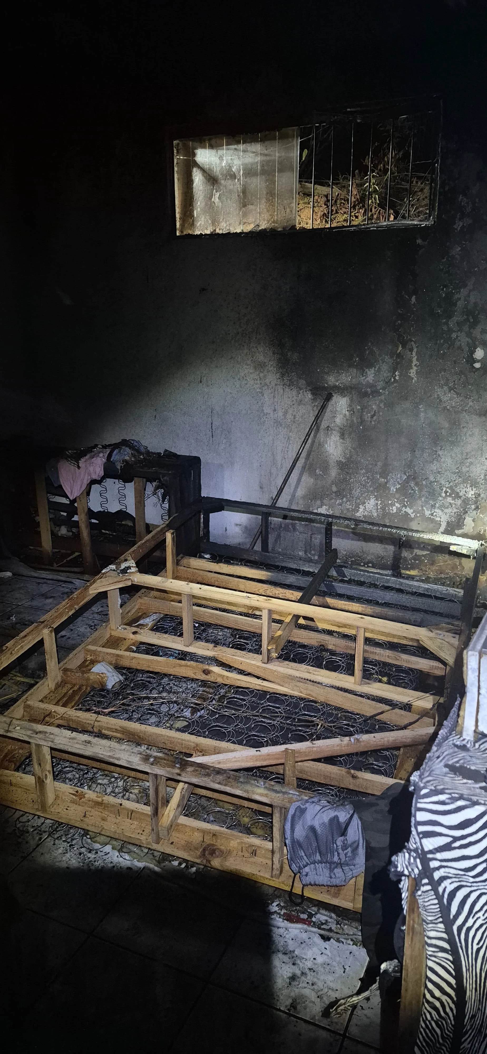 As primeiras investigações sugerem que o incêndio teve início em um colchão localizado em um dos quartos.