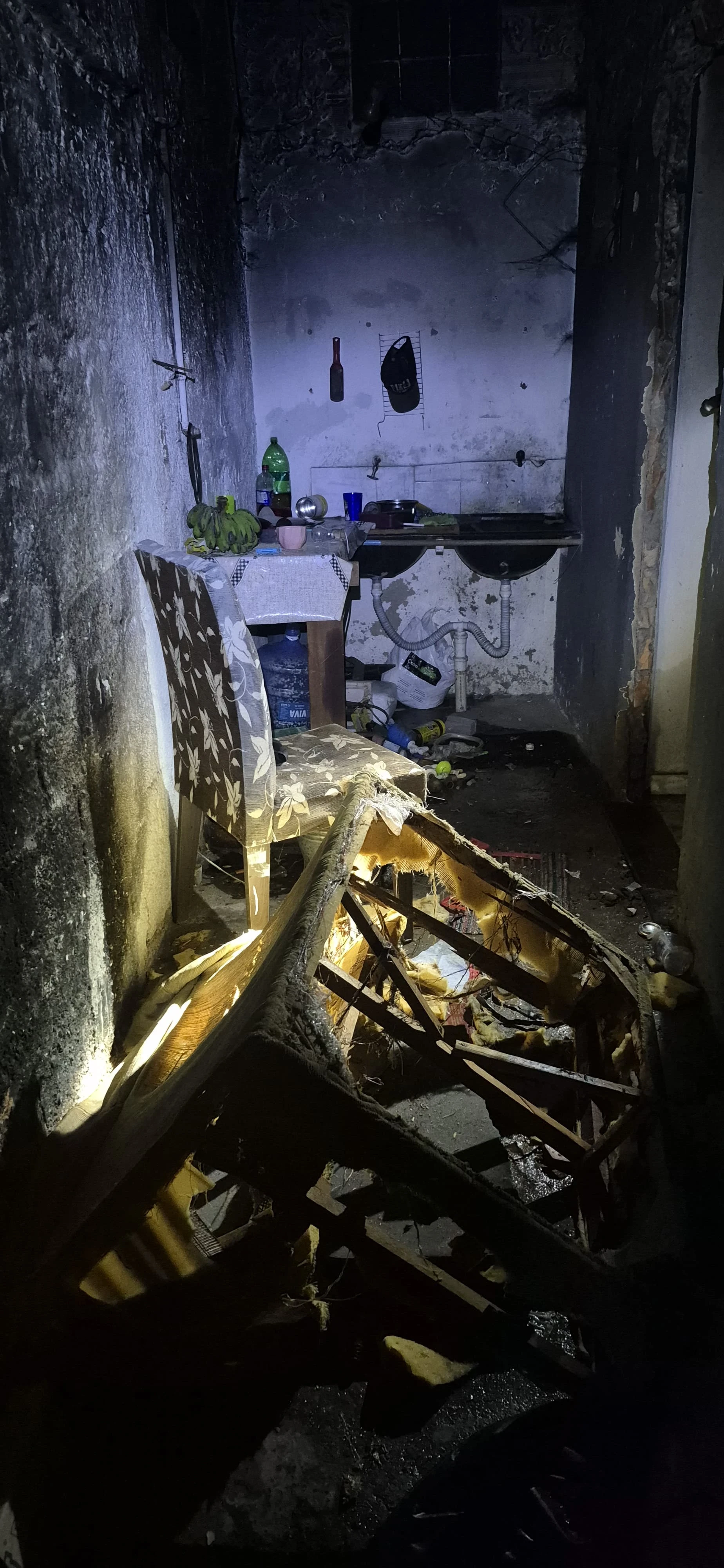 As primeiras investigações apontaram que o incêndio teve início em um colchão localizado dentro de um cômodo.