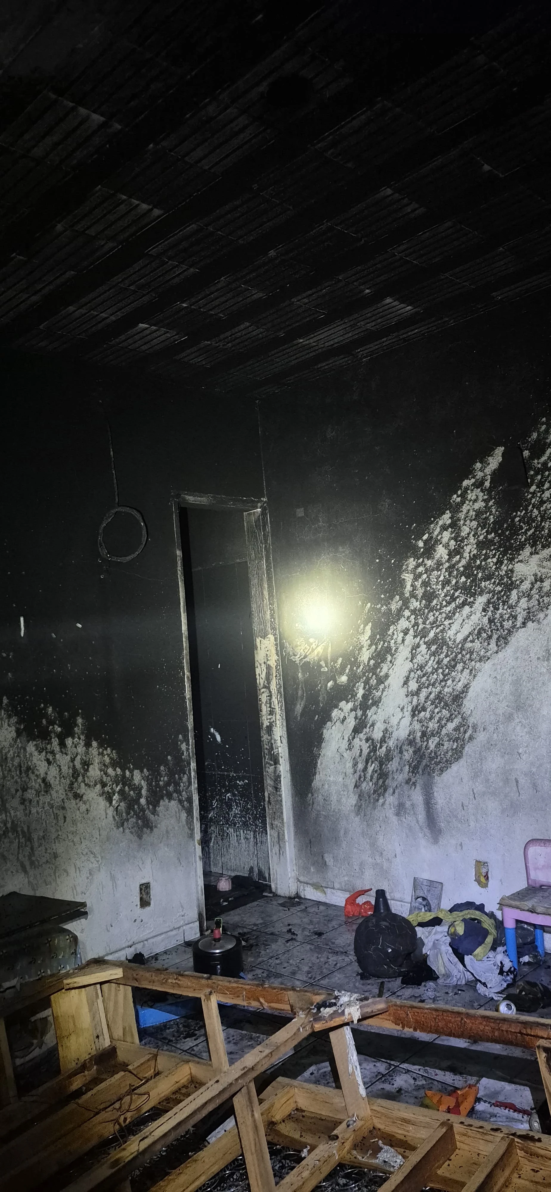 As primeiras investigações apontaram que o incêndio teve início em um colchão localizado dentro de um quarto.