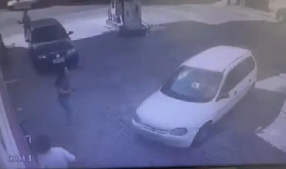 Uma funcionária é atingida por seu colega após uma discussão em um posto de gasolina em São João del Rei.