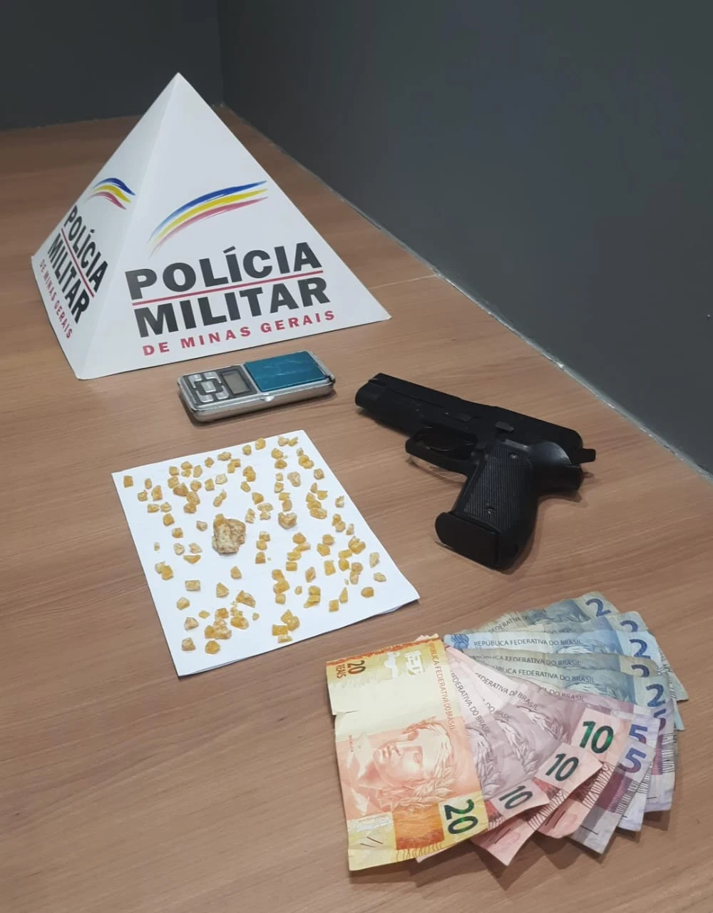 Foram encontrados cerca de 100 grandes pedras de crack, um simulacro de pistola, uma balança de precisão e uma quantia em dinheiro no local.