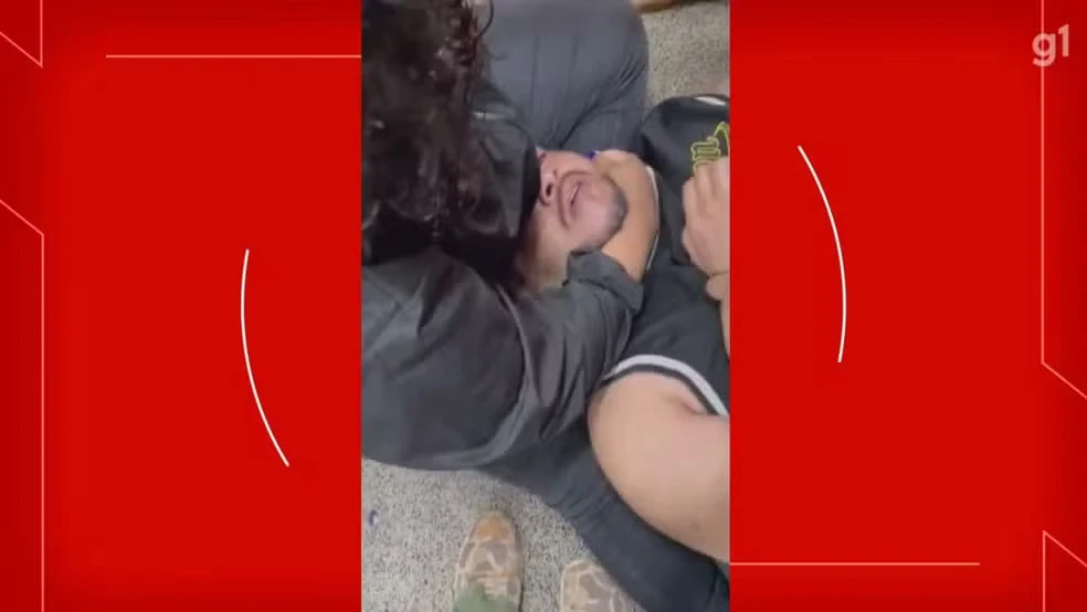 Filha imobiliza pai com 'mata-leão' após ele agredir professor no DF.