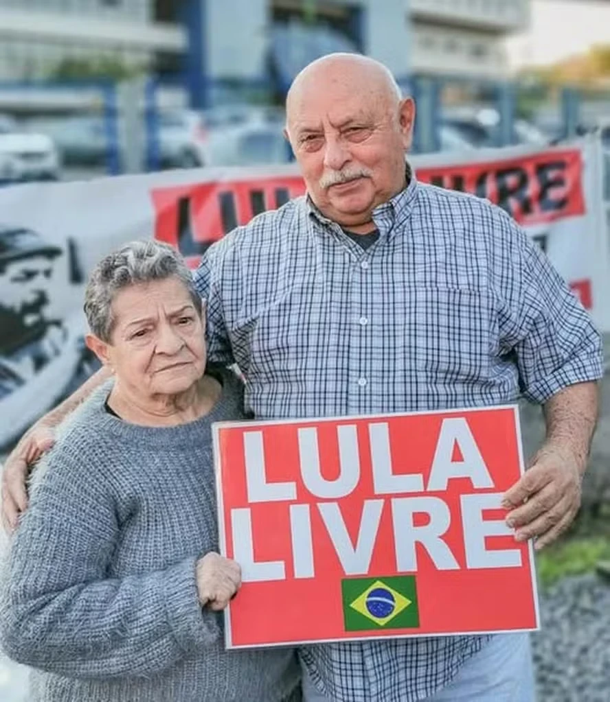 Frei Chico e Maria Baixinha, irmãos de Lula, posam em frente à sede da PF em Curitiba.