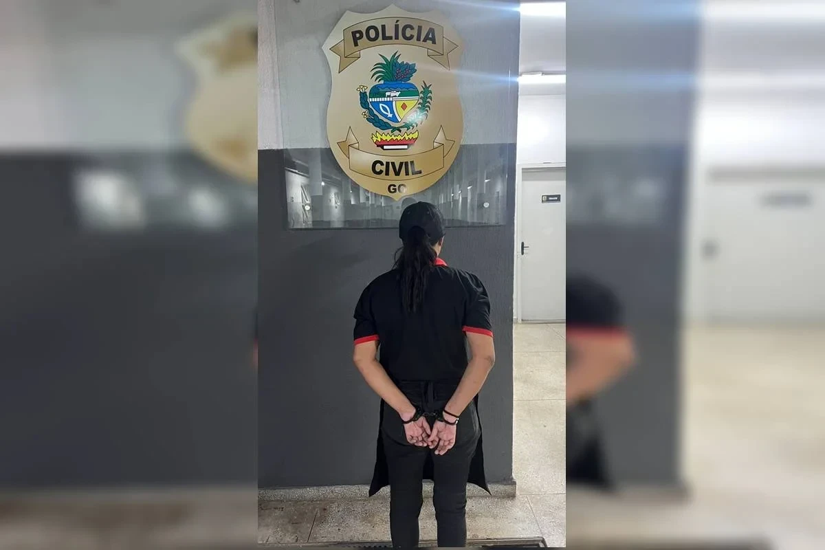 Mãe é detida por manter três filhos sem alimentação e acomodados no chão.