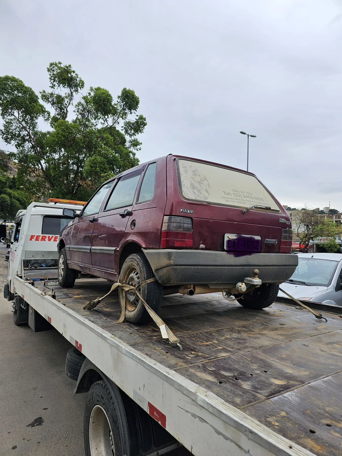 Foi emitida uma ordem de parada, porém o motorista ignorou e começou a fuga em alta velocidade, atravessando várias ruas da cidade.