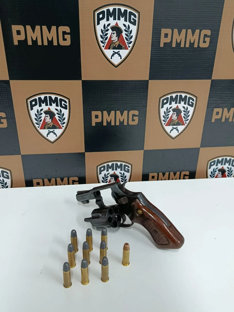 Jovem é detido com arma e munição após denúncia de um plano de assassinato em Coronel Fabriciano.