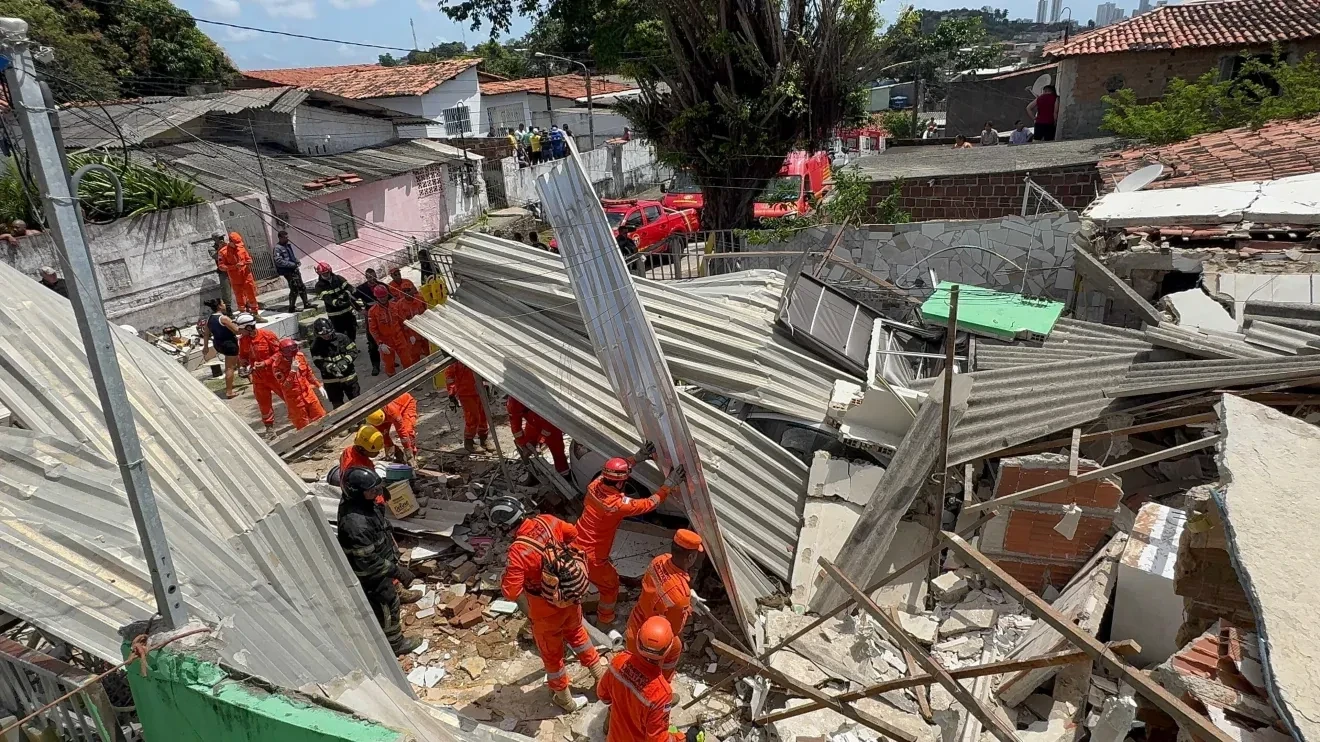 Equipes de bombeiros e do Samu colaboram no atendimento às vítimas do desabamento em Olinda (PE).