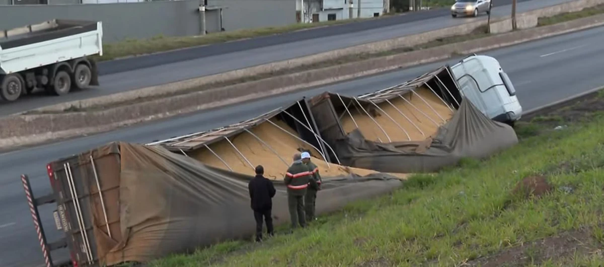 Caminhão tombou na pista da direita do Anel Rodoviário.