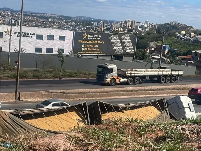 Caminhão capota no Anel Rodoviário e provoca congestionamento em BH.