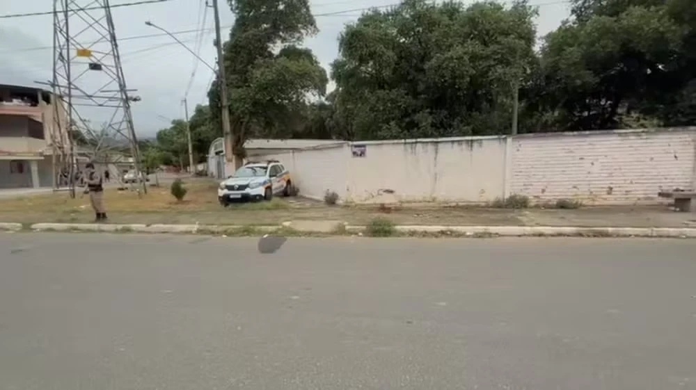Adolescente é atingido por disparo na frente de cemitério em Governador Valadares.