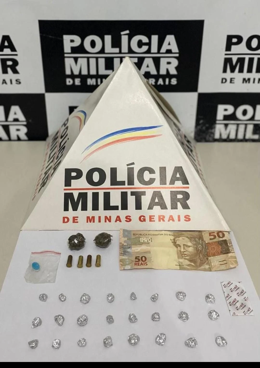 No local indicado, encontraram um homem que, ao perceber a presença da polícia, fugiu e não foi encontrado.