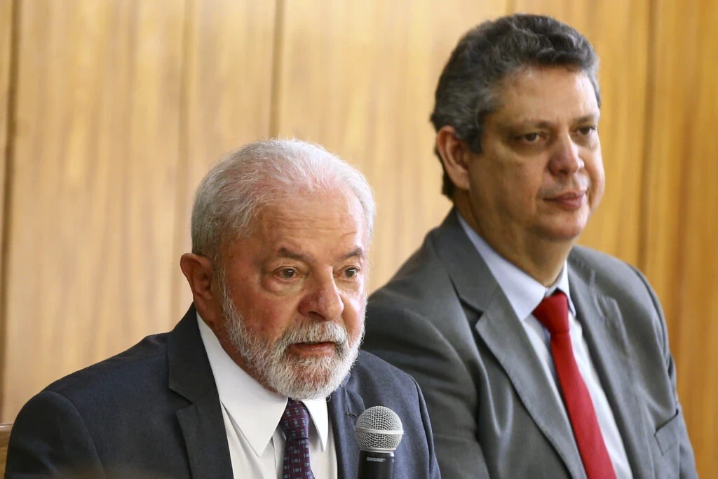 Lula e o ministro Márcio Macedo se encontram.