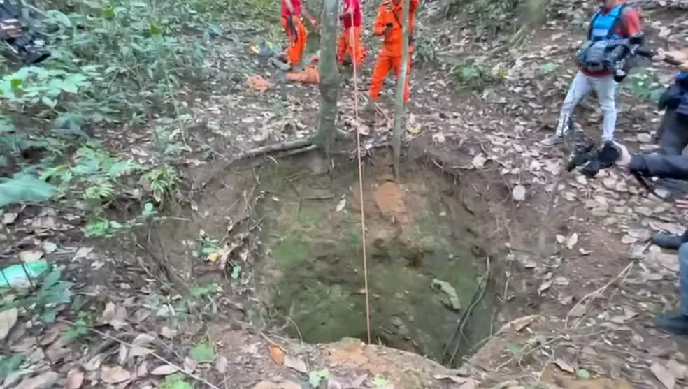 Forças de segurança descobrem cemitério ilegal usado pelo tráfico em Belford Roxo.
