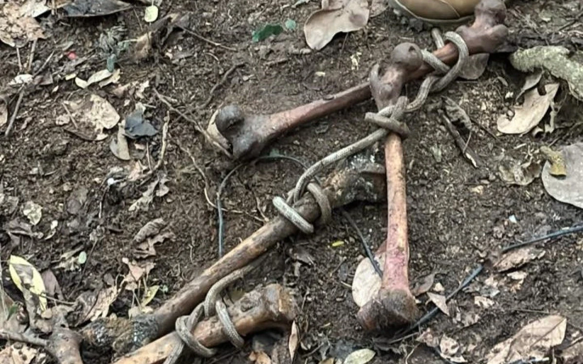 Forças de segurança descobriram restos mortais em um cemitério irregular no Morro do Jordão.