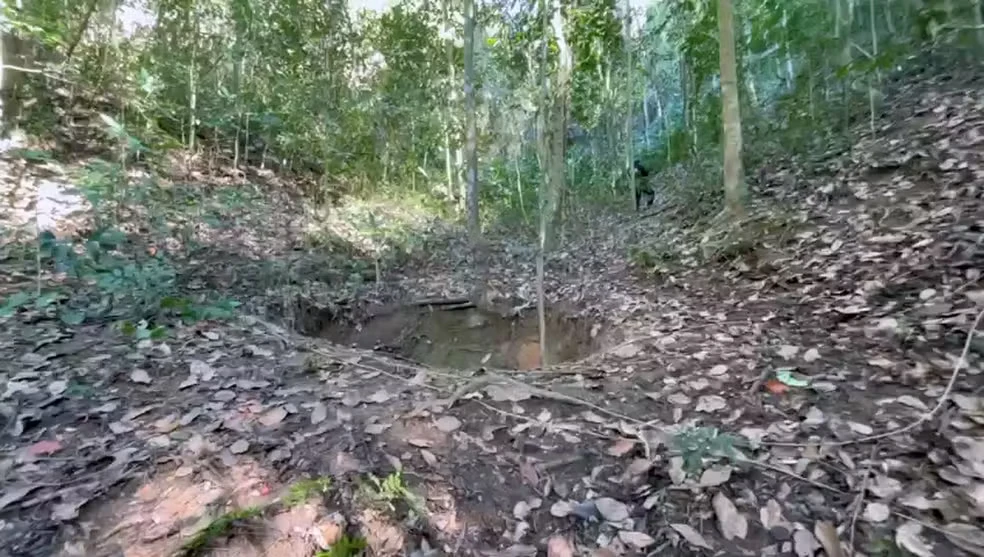 Força policial descobre cova em cemitério ilegal do tráfico.