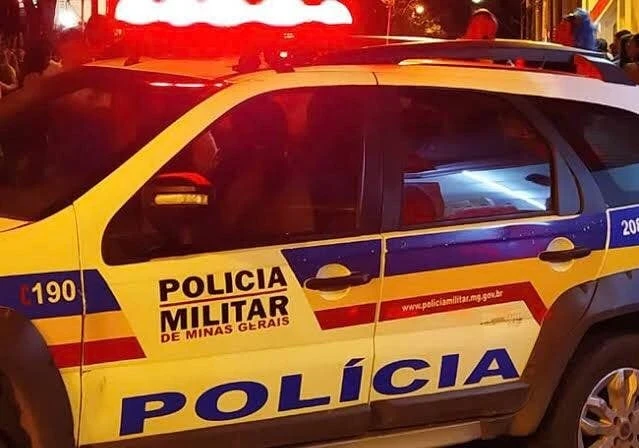O carro foi levado para o pátio autorizado e todos os itens confiscados foram enviados à Delegacia de Polícia Civil.