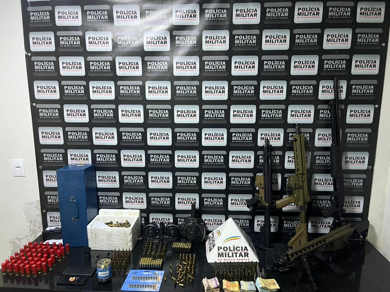 Dois homens foram detidos e levados à Delegacia de Polícia Civil.