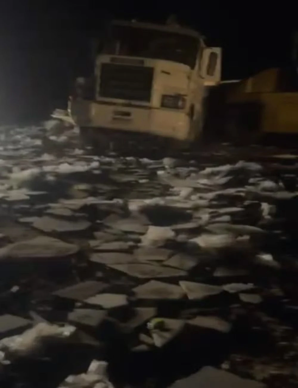 A área estava em construção e, ao tentar desviar de uma máquina na estrada, ele perdeu o controle do veículo, saiu da pista e a carga com 98 placas de granito derrapou.