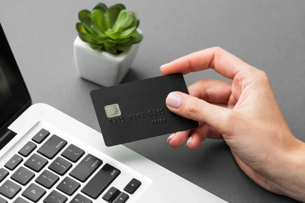 Conforme relatado pela solicitante, a mulher realizava várias compras consecutivas, todas com valores abaixo de R$ 100, o que chamou a atenção.