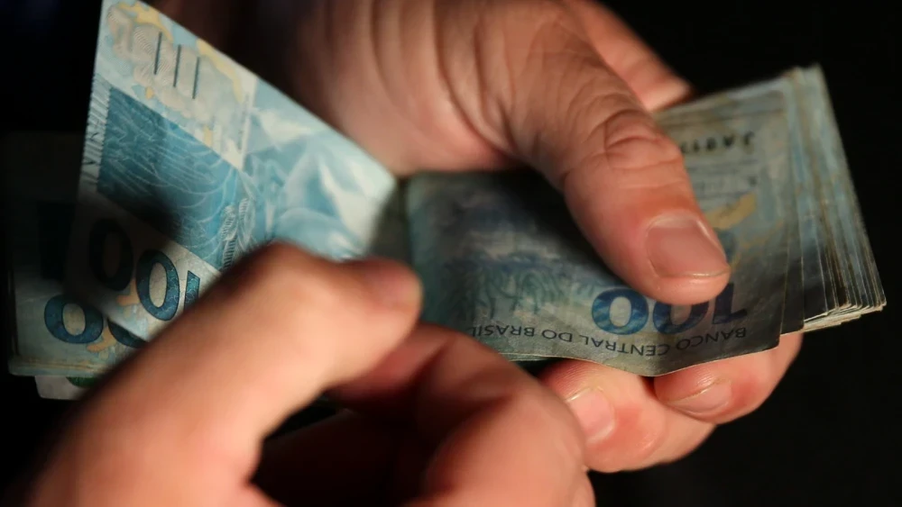 O primeiro pagamento do 13º salário deve ser efetuado até o final de novembro.