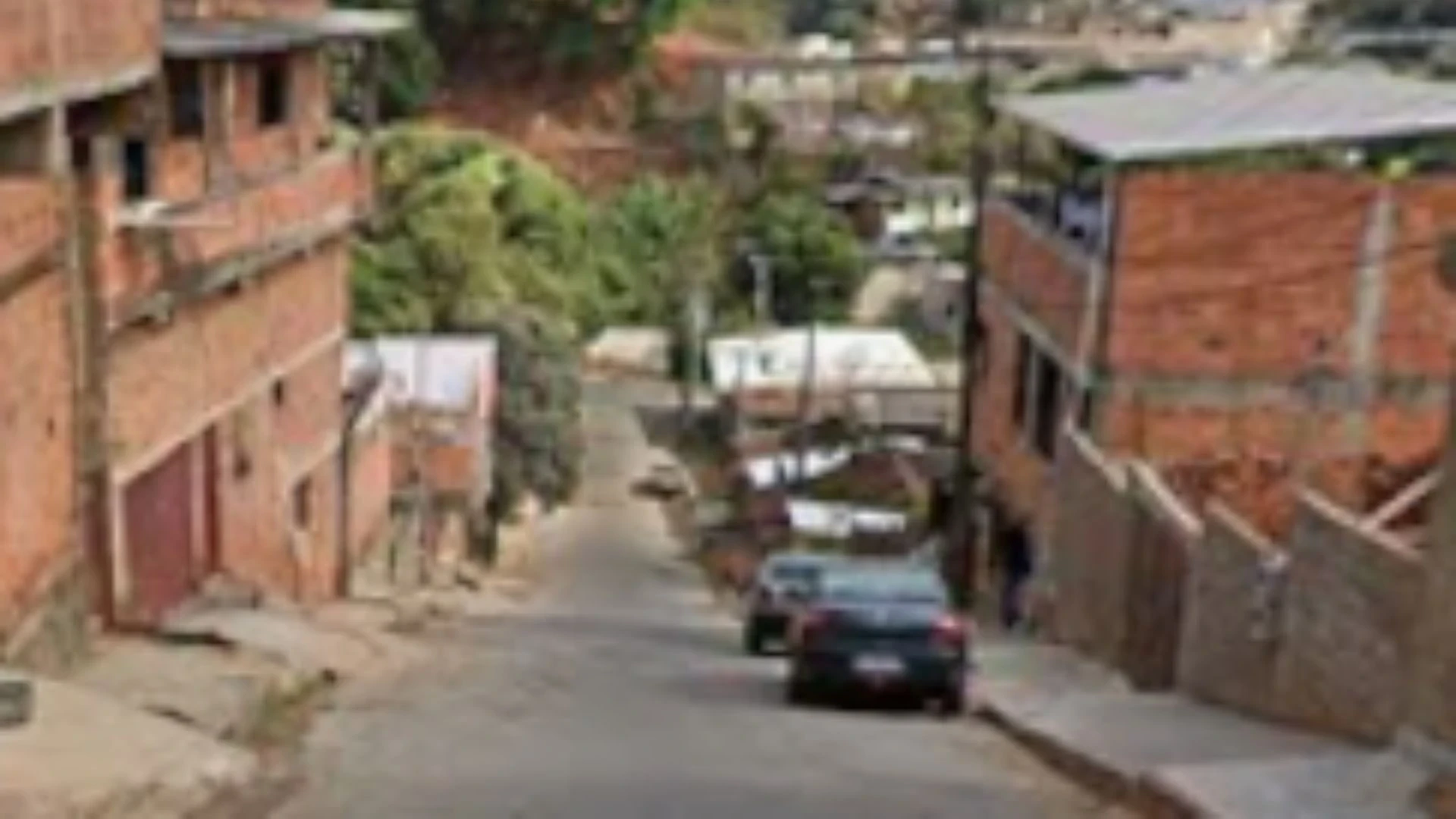 Os suspeitos empreenderam a fuga rumo a Ipatinga, mas o carro foi encontrado logo em seguida, abandonado na Avenida Presidente Tancredo Neves, perto do morro da Usipa.