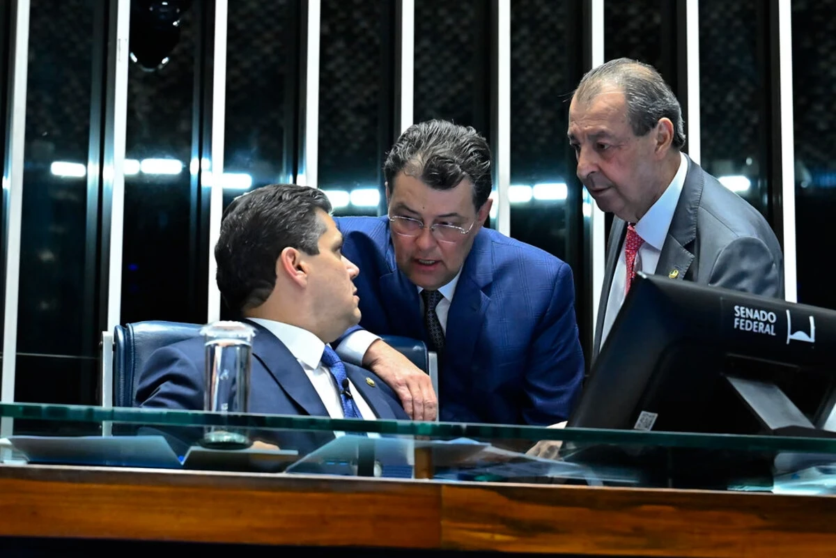 O presidente do Senado, Davi Alcolumbre (União-AP), autorizou e a CCJ do Senado designou Omar Aziz (PSD-AM) para ser o relator da recondução do PGR.