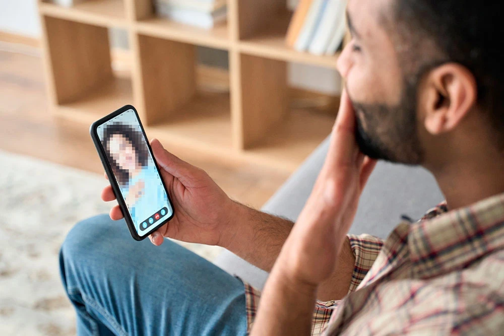 Ela afirmou que a esposa dele teve acesso às informações e incentivou a divulgação das imagens, o que lhe trouxe sofrimento emocional.