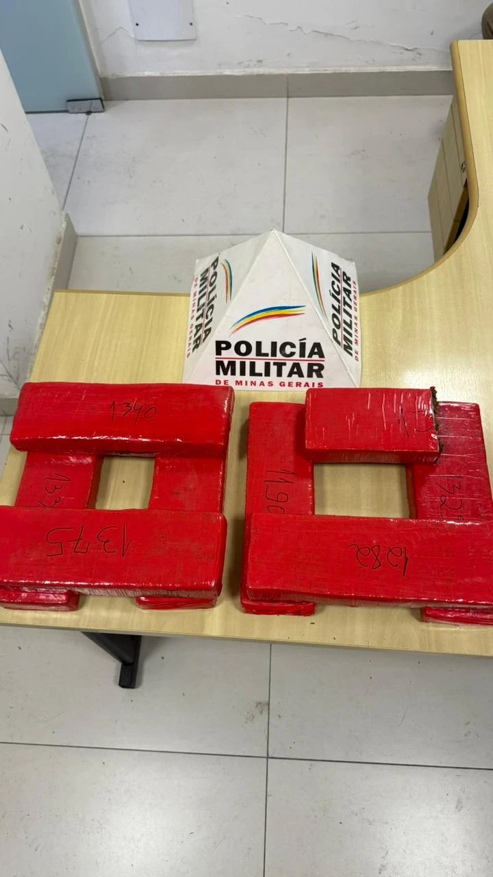 Um homem de 50 anos foi preso e encaminhado à delegacia, enquanto a motocicleta foi confiscada.