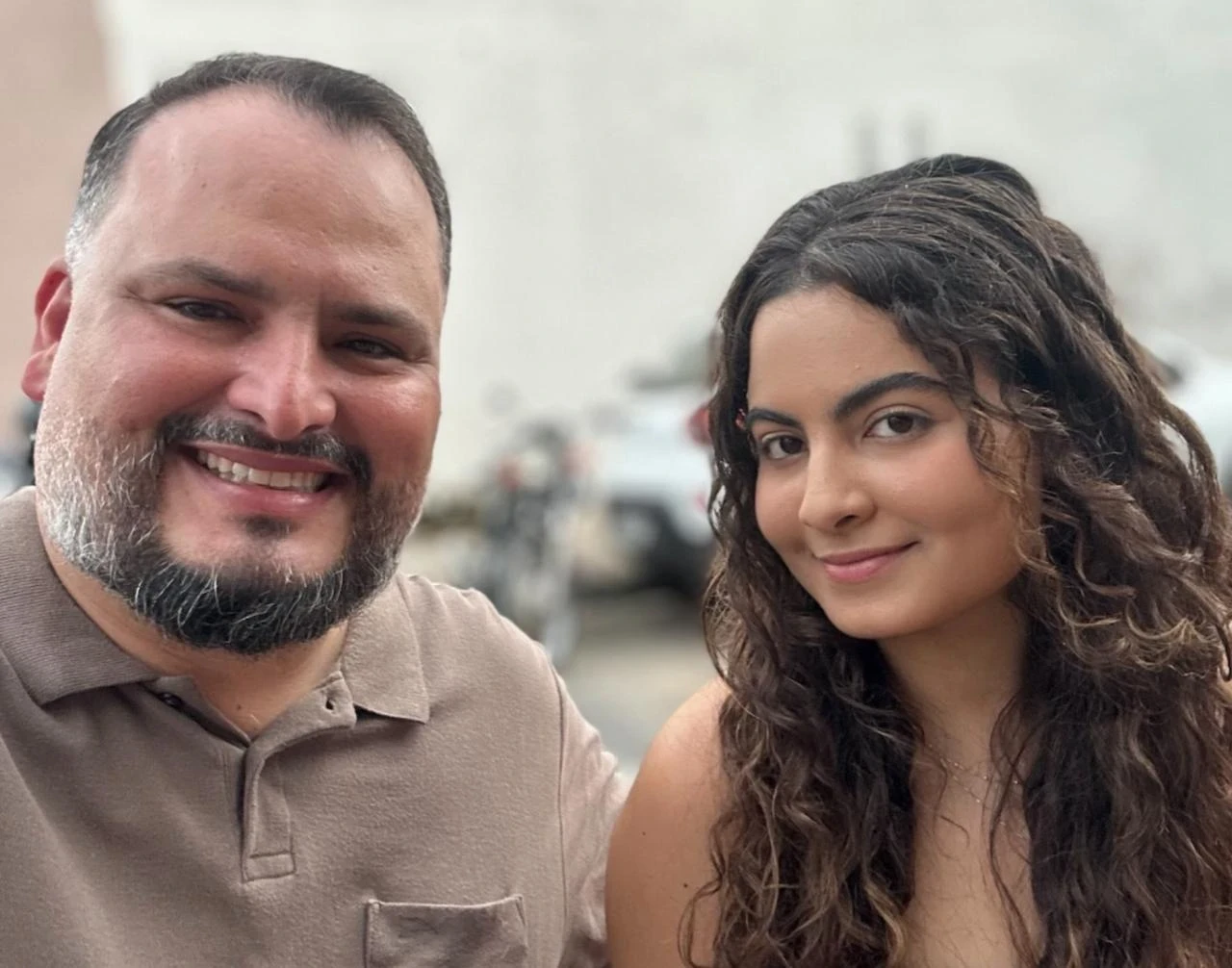 O secretário, acompanhado da filha Emily, celebra a recente conquista na aprovação do vestibular.