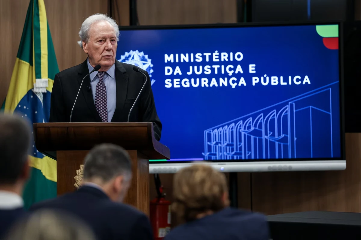 O ministro Ricardo Lewandowski, do Supremo Tribunal Federal, irá propor um projeto de lei que, entre outras medidas, eleva as penalidades para membros de organizações criminosas.